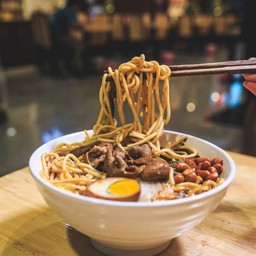 บะหมี่หม่าล่า + ไส้ใหญ่ (ราคานี้ไม่รวมไข่ตุ่น)