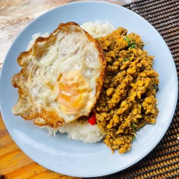 ผัดพริกแกงใต้หมูสับใส่โหระพา+ไข่ดาว