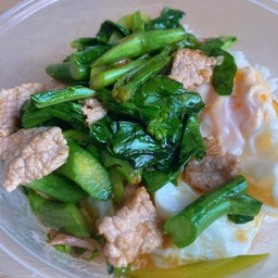 คะน้าหมูราดข้าว