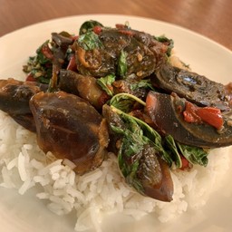 ข้าวกระเพาไข่เยี่ยวม้า