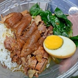 ข้าวขาหมู พร้อมไข่ต้ม เนื้อนุ่ม รสชาติเข้มข้น แน่นอน