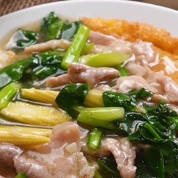 ราดหน้าเส้นใหญ่ไข่เจียวหมูนุ่ม