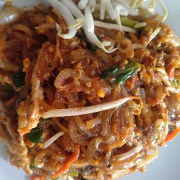 ผัดไทยอีสานรสเด็ดๆฉ่ำๆต้องลอง