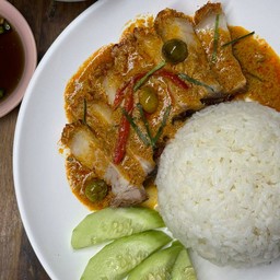 ข้าวพะแนงหมูกรอบ