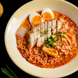 มาม่าต้มยำหมูกรอบ - Mama Tom Yum with Crispy Pork