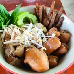 เส้นหมี่ขาวไก่ตุ๋น