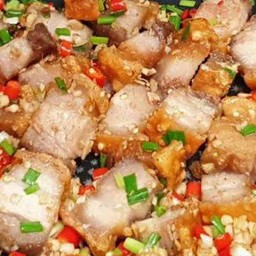 หมูกรอบคั่วพริกเกลือราดข้าว