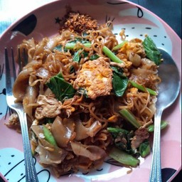 ผัดซีอิ้วกู้งทอด(ไข่นอกรายการนะค่ะ)