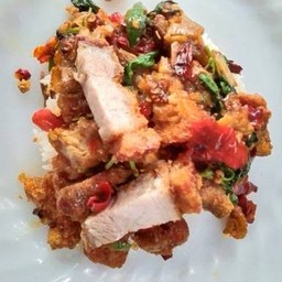 กระเพาพริกแห้งหมูกรอบ