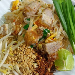 วุ้นเส้นผัดไทย (หมูกรอบ)