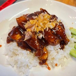 ข้าวหมูกรอบซอสสะใจ