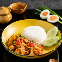 หมูกรอบผัดซอสไข่เค็มราดข้าว - Crispy pork fried with salted egg sauce