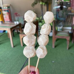 ลูกชิ้นหมู1ไม้มี4ลูก