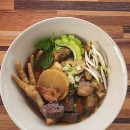 ก๋วยเตี๋ยวไก่มะระตุ๋นยาจีนแม่วรรณนา
