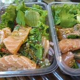 ยำแซลมอนสดน้ำปลาร้า
