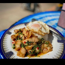 ผัดกะเพราหมูกรอบราดข้าว