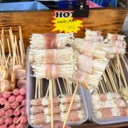 หมูสามชั้นพันเห็ดเข็มทอง