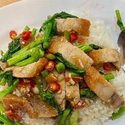 คะน้าหมูกรอบ