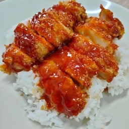 ข้าวหน้า ไก่ทอด ซอส ฮอตแอนด์สไปซี่