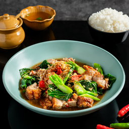 คะน้าหมูกรอบ (กับข้าว) - Kale with Crispy Pork