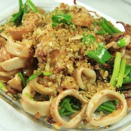 หมึกทอดกระเทียม