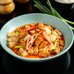 ผัดผงกะหรี่หมูกรอบ (กับข้าว) - Stir-fried crispy pork with curry powder