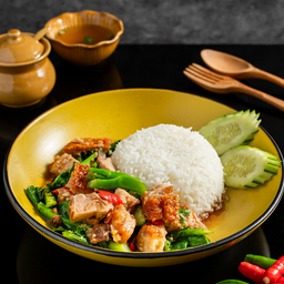 คะน้าหมูกรอบราดข้าว - Kale with Crispy Pork on Rice