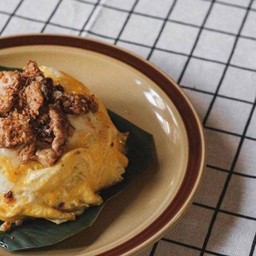 [อร่อยซ่ากับโค้ก] ข้าวห่อไข่หน้าหมูกระเทียม +  โค้ก ออริจินัล (กระป๋อง)