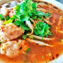 ก๋วยเตี๋ยวลูกชิ้นหมูเด้งต้มยำ