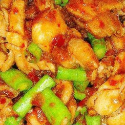 ข้าวผัดพริกเเกงไก่