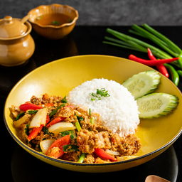 หมูกรอบผัดผงกะหรี่ราดข้าว - Crispy pork fried with Thai curry powder