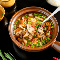 ต้มแซ่บหมูกรอบ - Crispy pork tom yum soup