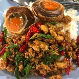 ข้าวกะเพราไก่ไข่เยี่ยวม้า