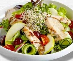 สลัดไก่ย่างเครื่องเทศกับองุ่นสด