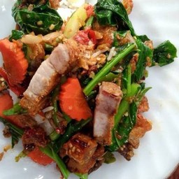 ข้าวคะน้าหมูกรอบ