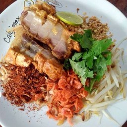 ผัดไทยหมูกรอบ