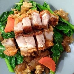 เส้นใหญ่ผัดซีอิ๊วหมูกรอบ