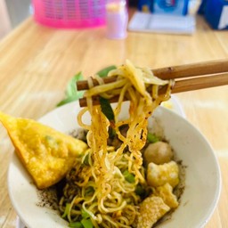 บะหมี่เนื้อสด ลูกชิ้น