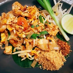 ผัดไทยโบราณใส่ไก่