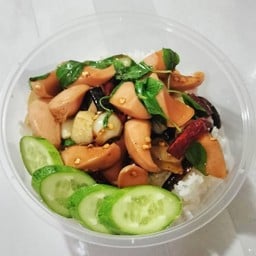 ข้าวราดไส้กรอกผัดพริกแห้งใบโหระพา