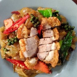 เส้นใหญ่ขี้เมาหมูกรอบ