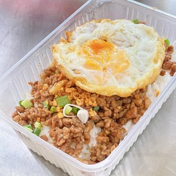 ข้าวราดหมูสับกระเทียม ไข่ดาว