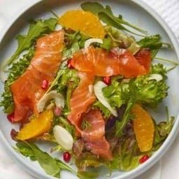 สลัดแซลมอนรมควันราดน้ำสลัดแชมเปญ