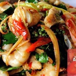 ผัดฉ่าทะเลราดข้าว