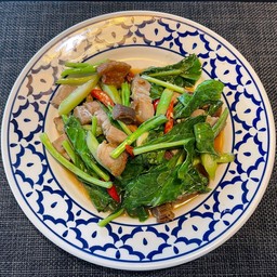 คะน้าหมูกรอบ