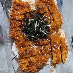 ข้าวหน้าไก่ทอดซอสเกาหลี