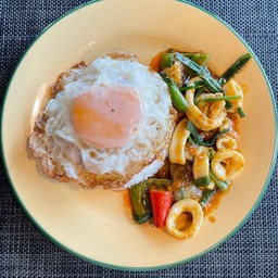 ข้าวราดปลาหมึกผัดซอสไข่เค็ม (ไม่รวมไข่)