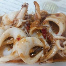 ปลาหมึกผัดกะปิกับข้าว