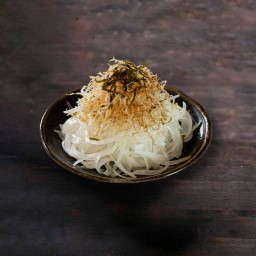 สลัดหอมใหญ่สไตล์ญี่ปุ่น Sliced fresh onion salad.