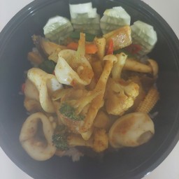 ข้าวหอมมะลิราดผัดพริกแกงปลาหมึก